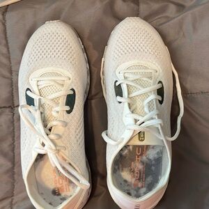 Under Armour men’s tennis shoe. Size 10.5 great condition!